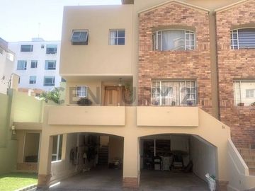Venta casa 3 pisos Los cipreses Urb. Santa Lucía