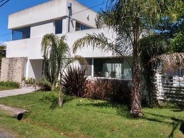 Casa con Pileta en Venta en Barrio Privado San Juan