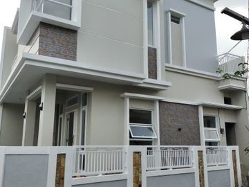 Rmh mewah 2lantai lokasi strategis Beji,depok