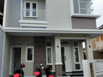 Rmh mewah 2lantai lokasi strategis Beji,depok