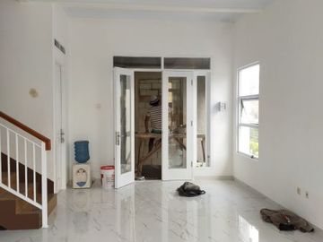 Rmh mewah 2lantai lokasi strategis Beji,depok