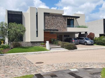 Se Vende Casa en El Campanario de Diseño de Autor, Estilo Moderno Contemporáneo