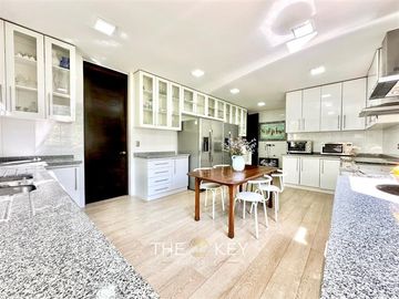 Casa en venta de 5 dorm. en Lo Barnechea