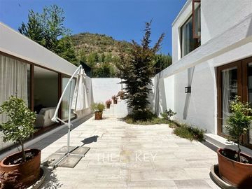 Casa en venta de 5 dorm. en Lo Barnechea