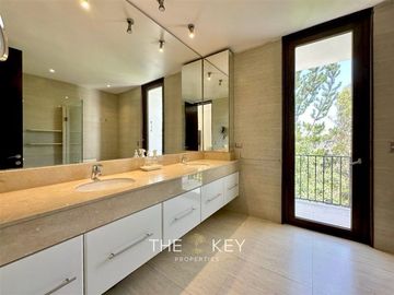Casa en venta de 5 dorm. en Lo Barnechea