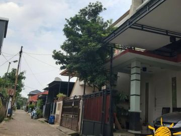 Rumah 3 lantai, apik, nyaman, asri dan strategis