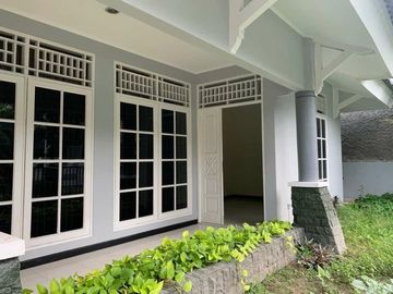 Rumah 6 Kamar Tidur di Sektor 9 Maleo Bintaro 5196.