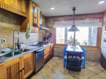 CASA EN VENTA CON EXCELENTE VISTA AL LAGO
