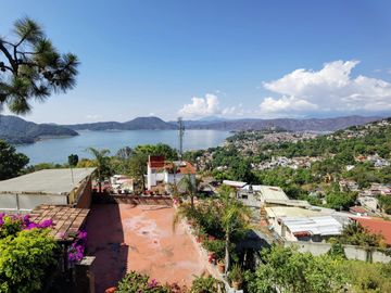 CASA EN VENTA CON EXCELENTE VISTA AL LAGO