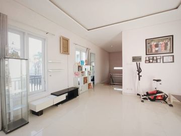 DIJUAL RUMAH DEKAT LAPANGAN RENON