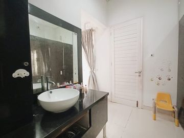 DIJUAL RUMAH DEKAT LAPANGAN RENON