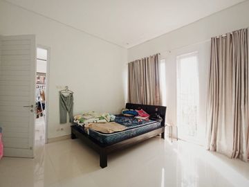 DIJUAL RUMAH DEKAT LAPANGAN RENON