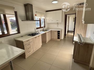 Casa en arriendo de 4 dorm. en Maipú