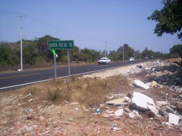 Terreno de 9,000 m² sobre carretera a la altura de tres vidas