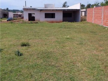 VENDO CASA EN ESQUINA. en construccion,( Posadas Mnes)