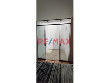 Casa en Venta en Condominio cerrado en plena Vía de evitamiento ,frente al Colegio de Ingenieros del Perú.
El Condominio cuenta con guardianía perman