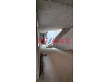 Casa en Venta en Condominio cerrado en plena Vía de evitamiento ,frente al Colegio de Ingenieros del Perú.
El Condominio cuenta con guardianía perman