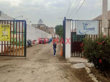 Casa en Venta en Condominio cerrado en plena Vía de evitamiento ,frente al Colegio de Ingenieros del Perú.
El Condominio cuenta con guardianía perman