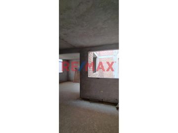 Casa en Venta en Condominio cerrado en plena Vía de evitamiento ,frente al Colegio de Ingenieros del Perú.
El Condominio cuenta con guardianía perman