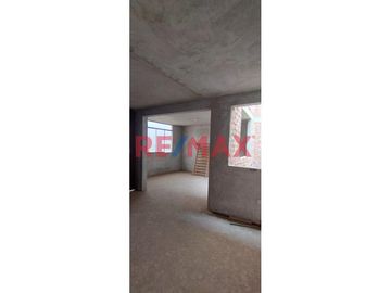 Casa en Venta en Condominio cerrado en plena Vía de evitamiento ,frente al Colegio de Ingenieros del Perú.
El Condominio cuenta con guardianía perman