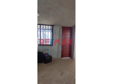 Casa en Venta en Condominio cerrado en plena Vía de evitamiento ,frente al Colegio de Ingenieros del Perú.
El Condominio cuenta con guardianía perman