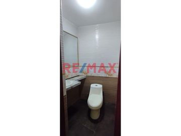 Casa en Venta en Condominio cerrado en plena Vía de evitamiento ,frente al Colegio de Ingenieros del Perú.
El Condominio cuenta con guardianía perman