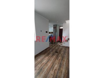 Casa en Venta en Condominio cerrado en plena Vía de evitamiento ,frente al Colegio de Ingenieros del Perú.
El Condominio cuenta con guardianía perman