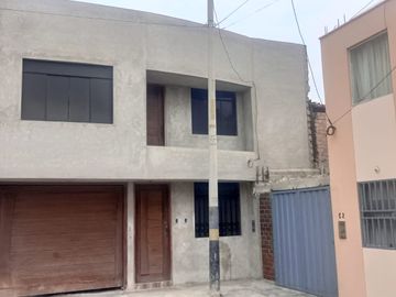 Casa en Venta en Condominio cerrado en plena Vía de evitamiento ,frente al Colegio de Ingenieros del Perú.
El Condominio cuenta con guardianía perman