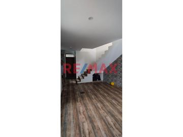 Casa en Venta en Condominio cerrado en plena Vía de evitamiento ,frente al Colegio de Ingenieros del Perú.
El Condominio cuenta con guardianía perman
