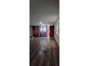 Casa en Venta en Condominio cerrado en plena Vía de evitamiento ,frente al Colegio de Ingenieros del Perú.
El Condominio cuenta con guardianía perman