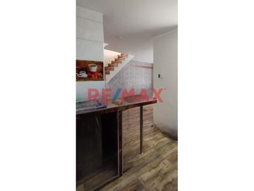Casa en Venta en Condominio cerrado en plena Vía de evitamiento ,frente al Colegio de Ingenieros del Perú.
El Condominio cuenta con guardianía perman