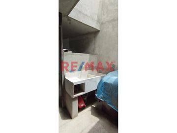 Casa en Venta en Condominio cerrado en plena Vía de evitamiento ,frente al Colegio de Ingenieros del Perú.
El Condominio cuenta con guardianía perman