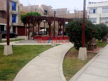 Casa en Venta en Condominio cerrado en plena Vía de evitamiento ,frente al Colegio de Ingenieros del Perú.
El Condominio cuenta con guardianía perman