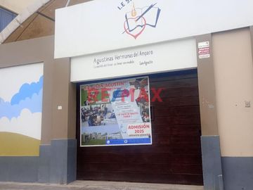Casa en Venta en Condominio cerrado en plena Vía de evitamiento ,frente al Colegio de Ingenieros del Perú.
El Condominio cuenta con guardianía perman