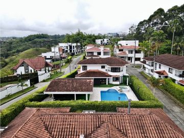 Chalet para uso residencial o vacacional en venta, via Montenegro