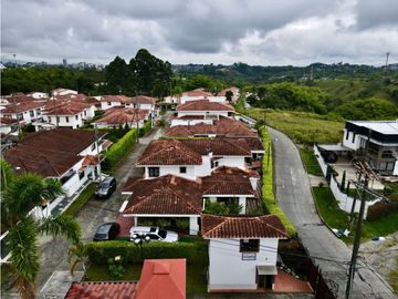 Chalet para uso residencial o vacacional en venta, via Montenegro