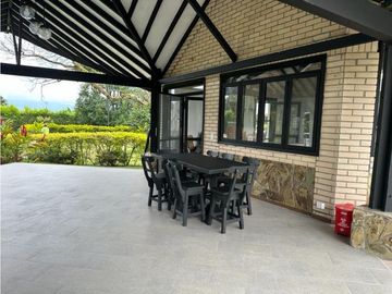 Chalet para uso residencial o vacacional en venta, via Montenegro