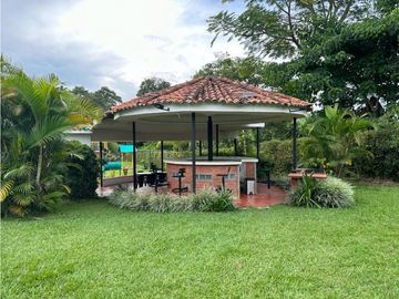 Chalet para uso residencial o vacacional en venta, via Montenegro