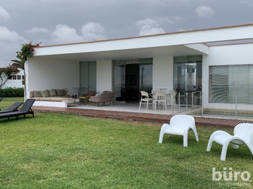 CASA EN VENTA PRIMERA FILA EN PLAYA BLANCA