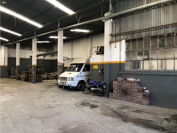 GALPÓN 17x39 Mts.-C/TECHO PARABÓLICO EN 2 TERRENOS-603 MTS.2-AMPLIA OFICINA-BAÑO