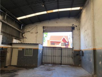 GALPÓN 17x39 Mts.-C/TECHO PARABÓLICO EN 2 TERRENOS-603 MTS.2-AMPLIA OFICINA-BAÑO