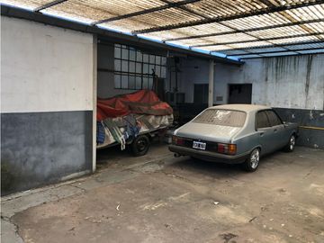 GALPÓN 17x39 Mts.-C/TECHO PARABÓLICO EN 2 TERRENOS-603 MTS.2-AMPLIA OFICINA-BAÑO