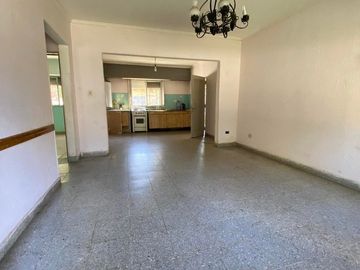LATORRE PROP. VENDE CHALET 3 AMB CON PARQUE Y GARAGE - HERMOSO ENTORNO