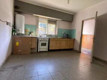 LATORRE PROP. VENDE CHALET 3 AMB CON PARQUE Y GARAGE - HERMOSO ENTORNO