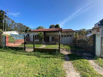 LATORRE PROP. VENDE CHALET 3 AMB CON PARQUE Y GARAGE - HERMOSO ENTORNO