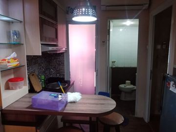 Apartemen green pramuka studio tahunan free IPL full furnish