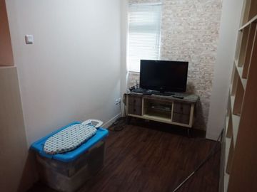 Apartemen green pramuka studio tahunan free IPL full furnish