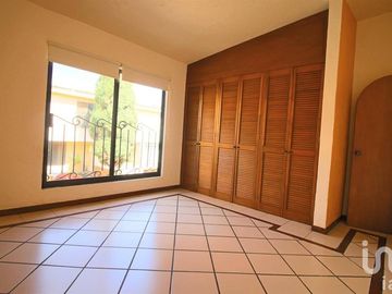 CASA CONDOMINIO EN VENTA NORTE DE CUERNAVACA,  ALBERCA Y TERRAZA CON VISTA PANORÁMICA ARBOLADA