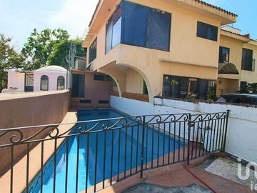 CASA CONDOMINIO EN VENTA NORTE DE CUERNAVACA,  ALBERCA Y TERRAZA CON VISTA PANORÁMICA ARBOLADA