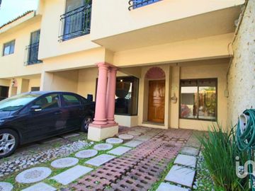 CASA CONDOMINIO EN VENTA NORTE DE CUERNAVACA,  ALBERCA Y TERRAZA CON VISTA PANORÁMICA ARBOLADA